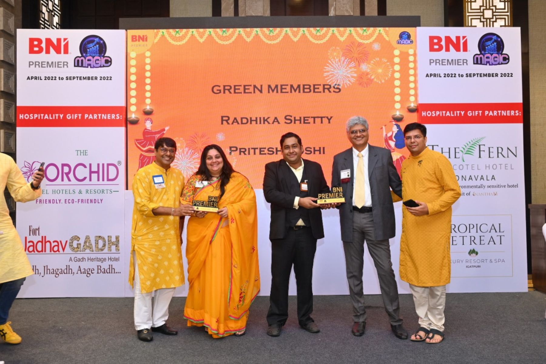 Adv. Manan Sanghai felicitating Green Members of BNI Premier