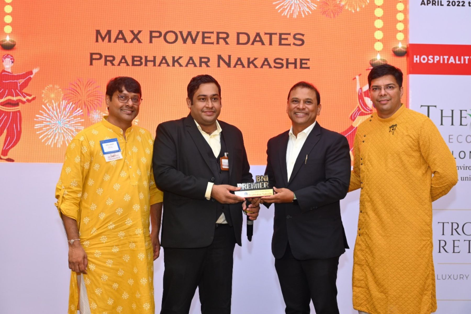 Adv. Manan Sanghai, former President of BNI Premier, felicitating Mr. Prabhakar Nakashe